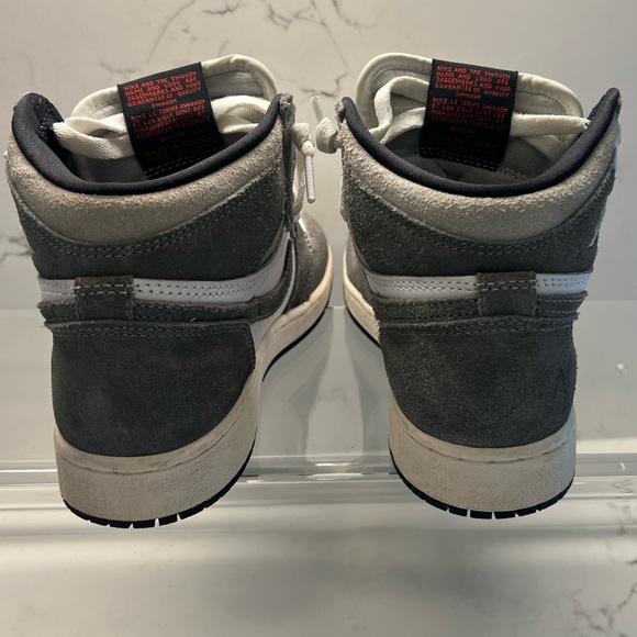 Practically Brand New!! Nike Jordan Retro 1 Mid - Picture 3 of 5